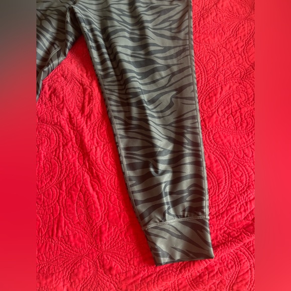 Old navy set.  Top XL. pants XXL - Picture 9 of 11